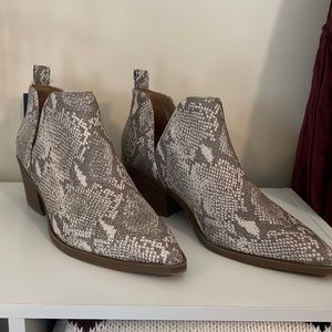 Universal Thread Snake Print Booties